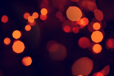 Bokeh turuncu ışık yakıyor. Koyu arkaplan ile turuncu parlak ışıklar.