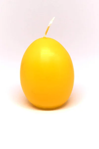 Vela de Páscoa em forma de ovo em um fundo branco — Fotografia de Stock
