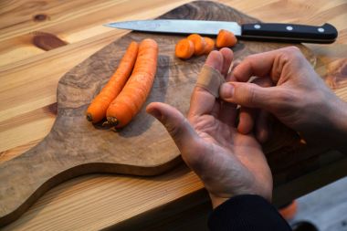 mutfakta yemek yaparken yaralı