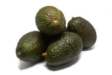 Beyaz bir arka plan üzerinde izole beş avokado
