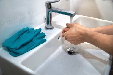 Doktor dezenfekte ve ellerini yıkar