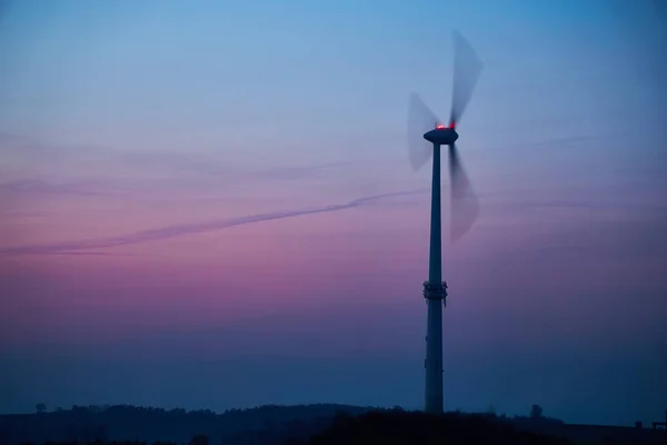 活跃风车为电力在五颜六色的日落 — 图库照片