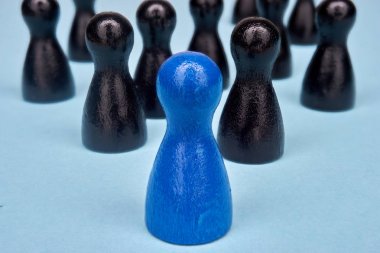 Liderlik mavi ve siyah oyun figürleriyle simgesi
