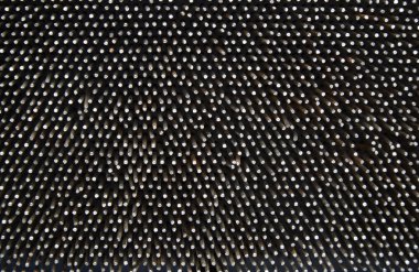 Karanlık yıpranmış paslı metal doku arka plan çivi.