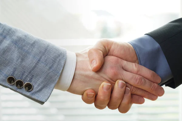 Podnikatel drtí rukou jiného podnikatele — Stock fotografie