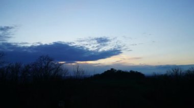 Zaman atlamalı günbatımı üzerinde bir kale dramatik bulutlar ile