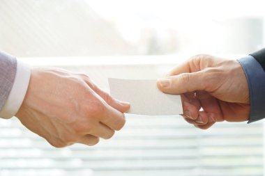 Güneş ışığı ile ofis kartvizit alışverişi işgal