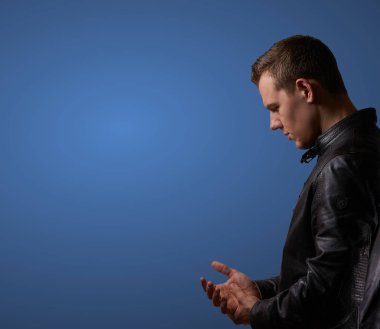 Profil boşaltmak eliyle sürtünme deri ceket, genç bir adam üzerinden vurdu