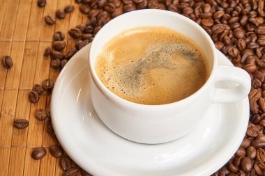Taze fincan kahve kahve çekirdekleri ahşap arka plan üzerinde çevrili