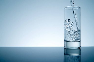 su cam boşaltmak ve mavi ile gelen sıçramasına tonda