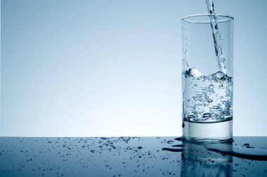 su cam boşaltmak ve mavi ile gelen sıçramasına tonda