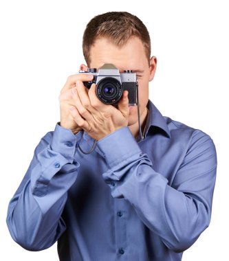 Vintage bir kamera tutarak yakışıklı delikanlı. İzole