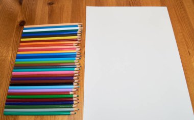 Yaratıcılık kavramı birçok renkli kalemler ve boşaltmak ile boş bir sayfa ile.