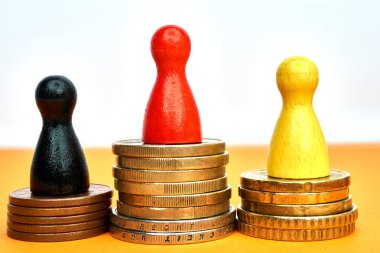 Renkli oyun rakamlar bir kazanan podyum para - makro çekim ile sembolize.