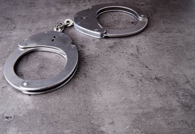 Alman polisi kopya alanı ile kaba gri arka plan üzerinde kelepçe.