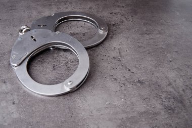 Alman polisi kopya alanı ile kaba gri arka plan üzerinde kelepçe.