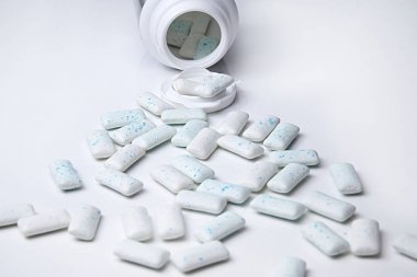 Sakız beyaz zemin üzerine döktüm.