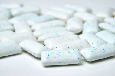 Sakız dışarı düşük derinlik-in tarla - makro çekim beyaz zemin üzerine döktüm.