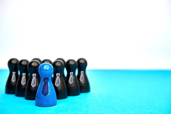 Conceito para liderança com figuras de jogo com laços em azul e preto - com copyspace . — Fotografia de Stock