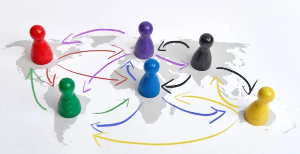 Concept voor de globalisering, wereldwijde netwerken, reis- of global verbinding. Kleurrijke figuren met pijlen verbinden. — Stockfoto