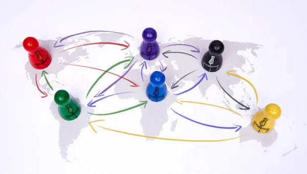 Concept voor de globalisering, wereldwijde business, reizen of global verbinding. Kleurrijke figuren met pijlen verbinden. — Stockfoto