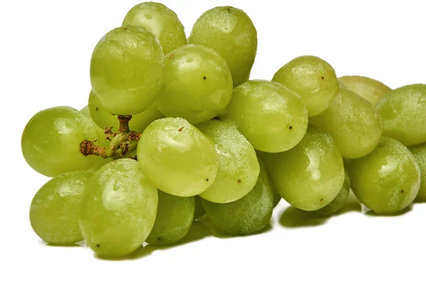 Raisins verts frais isolés sur fond blanc avec des gouttes d'eau . — Photo