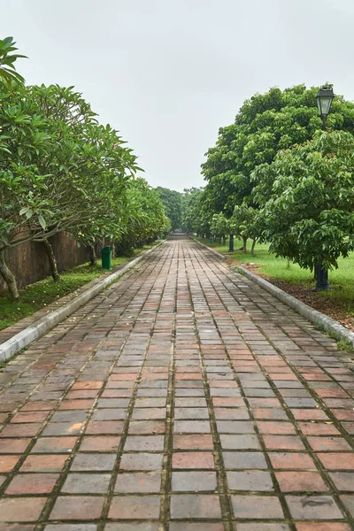 Pusty chodnik na mglisty dzień - symetryczne - w imperial city w Hue, Vietnam. — Zdjęcie stockowe