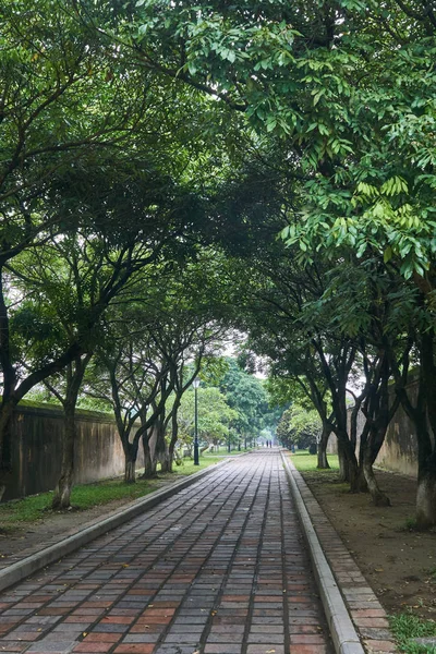 Pusty chodnik na mglisty dzień w imperial city w Hue, Vietnam. — Zdjęcie stockowe