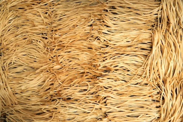 Vietnamita asciugato tagliatelle vista dall'alto. Tagliatelle di riso essiccate al sole per i famosi pasti a Hoi An mi quang e cao lau . — Foto Stock