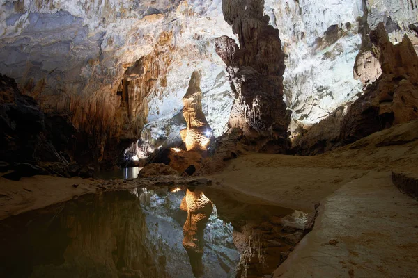 Highlighted limestone formations in the Phong Nha Cave . Phong Nha ke bang region of Vietnam — Stock Photo, Image