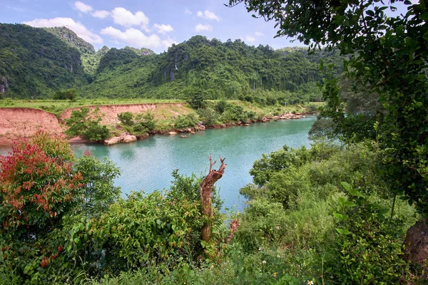 Вид на бирюзовую реку возле города Фонг Нья в Национальном парке Фонг Някэ Банг, Вьетнам . — стоковое фото