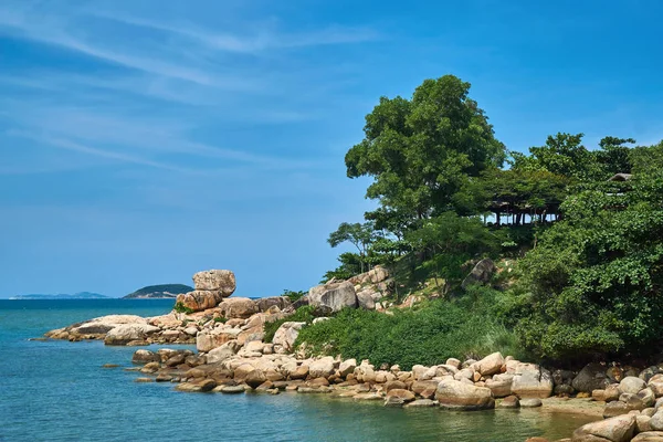Vista a la famosa roca de Hong chong en una playa en Nha Trang, Vietnam . Imagen De Stock