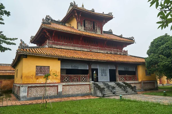 Edificio tradicional vietnamita en la ciudad imperial de Hue, Vietnam . Imagen De Stock