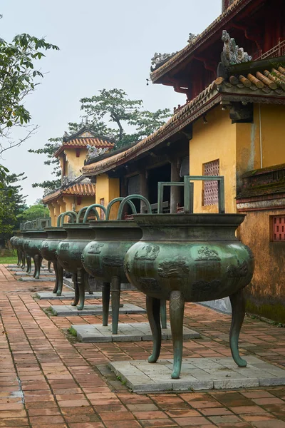 Dziewięć bałagan urn od emporer Wietnamu w imperial city, Hue, Wietnam. — Zdjęcie stockowe