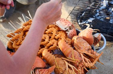 Doğrudan plajda Nha Trang, Vietnam ateşe Vietnam seefood ızgara.