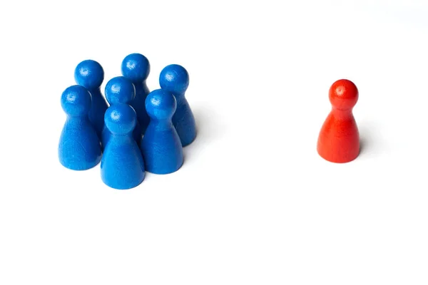 Un grupo de siete personas azules y una persona roja. Concepto de figura juego . Imágenes De Stock Sin Royalties Gratis