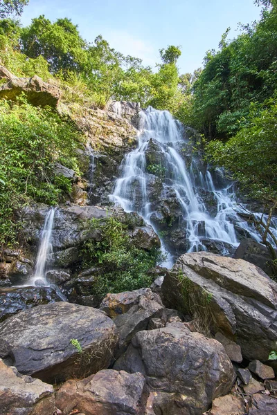 Cascada el jardín botánico en el Parque Nacional de Phong Nha Ke Bang, Vietnam. Larga exposición . Fotos De Stock