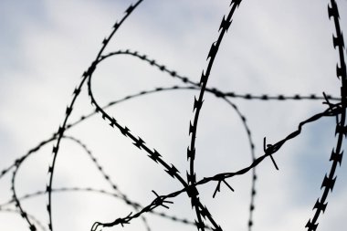 Barb tel gökyüzü arka plan üzerinde