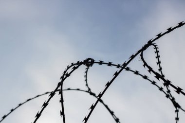 Barb tel gökyüzü arka plan üzerinde