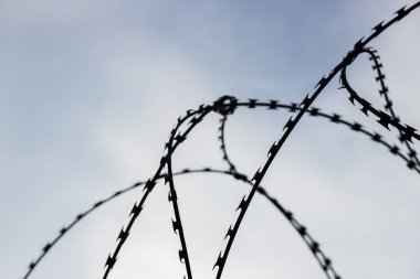 Barb tel gökyüzü arka plan üzerinde