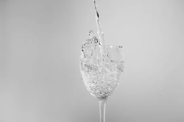Derramando água em um copo — Fotografia de Stock
