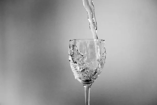 Ρίχνει νερό σε ένα ποτήρι — Φωτογραφία Αρχείου