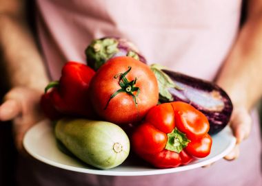 Taze organik sebze mans eller