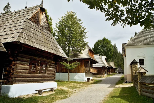 Dřevěné domy ve vesnici Mueeum Orava. — Stock fotografie