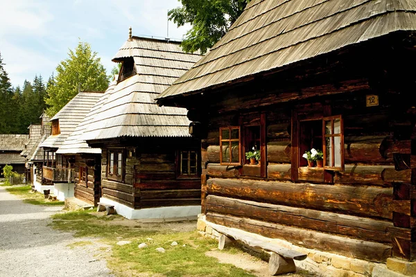 Houten huizen in het dorp Mueeum van Orava. — Stockfoto