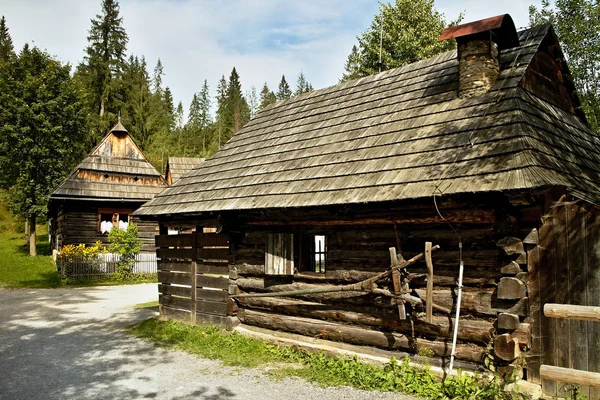 Dřevěné domy ve vesnici Mueeum Orava. — Stock fotografie