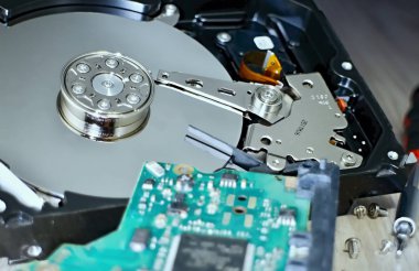 Sabit Disk sürücüsü ile iç mekanik tasarım.