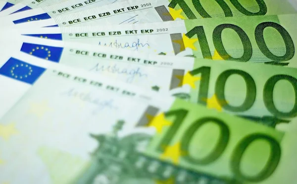 Yüz euro banknot ödeme için hazır.