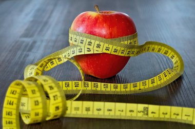 Teyp gemide ölçme ile kırmızı elma.