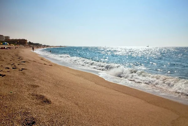 Zee golven op het strand in Malgrat de Mar, Spanje. — Stockfoto